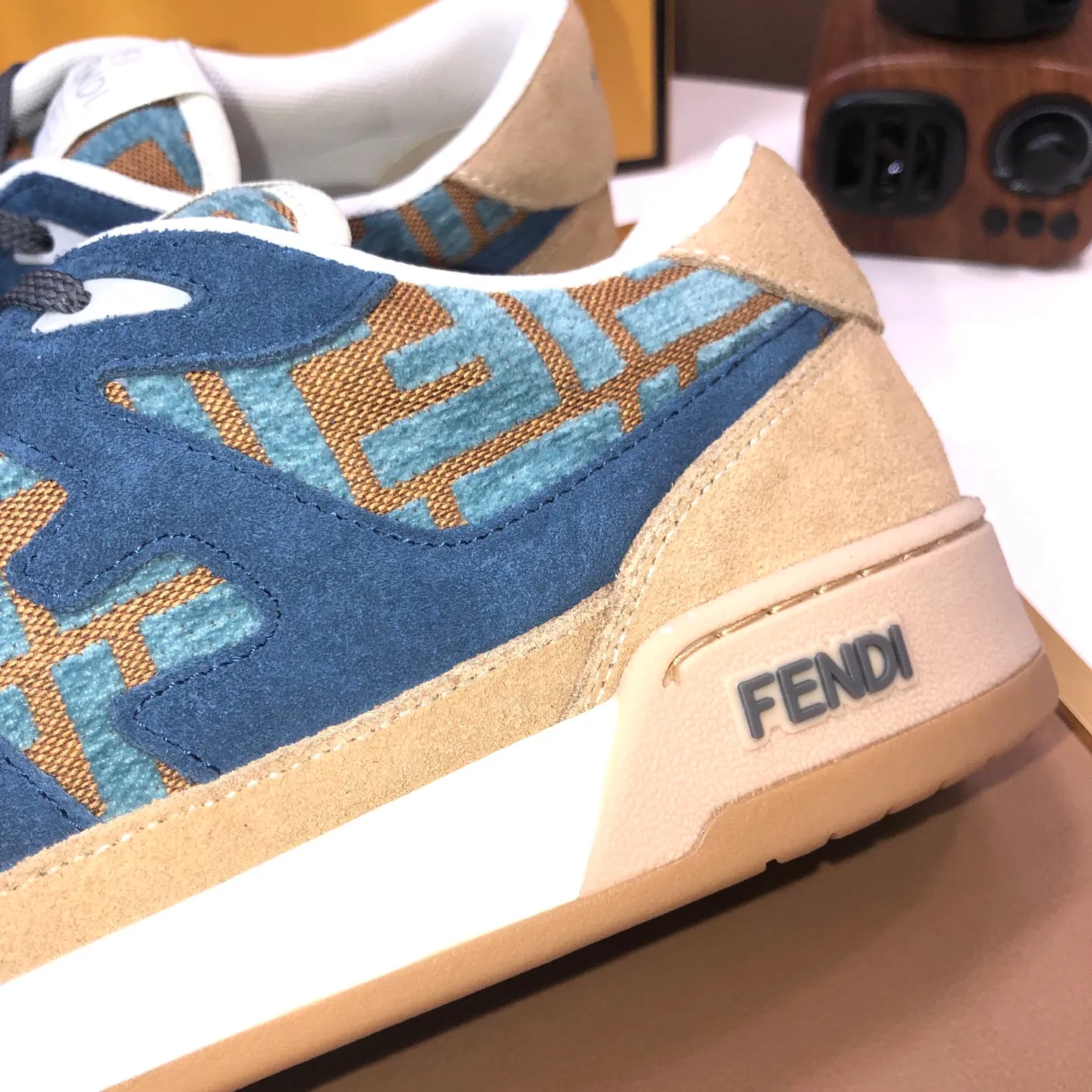 Men's men's shoes 💰600💰 Fendi 2023 latest couple model 🔥 Many 💑 stars have the same style FD match Original one-to-one replica Designer Kim Jones's first sneaker fendi match and Donkey brand Trainer basketball sneakers Material: Original silk leather Lining: Breathable mesh Packaging: Original 1:1 matching high-end packaging Size: Female 35-40 Male 38-44 (45 46. Custom-made (no return or exchange)